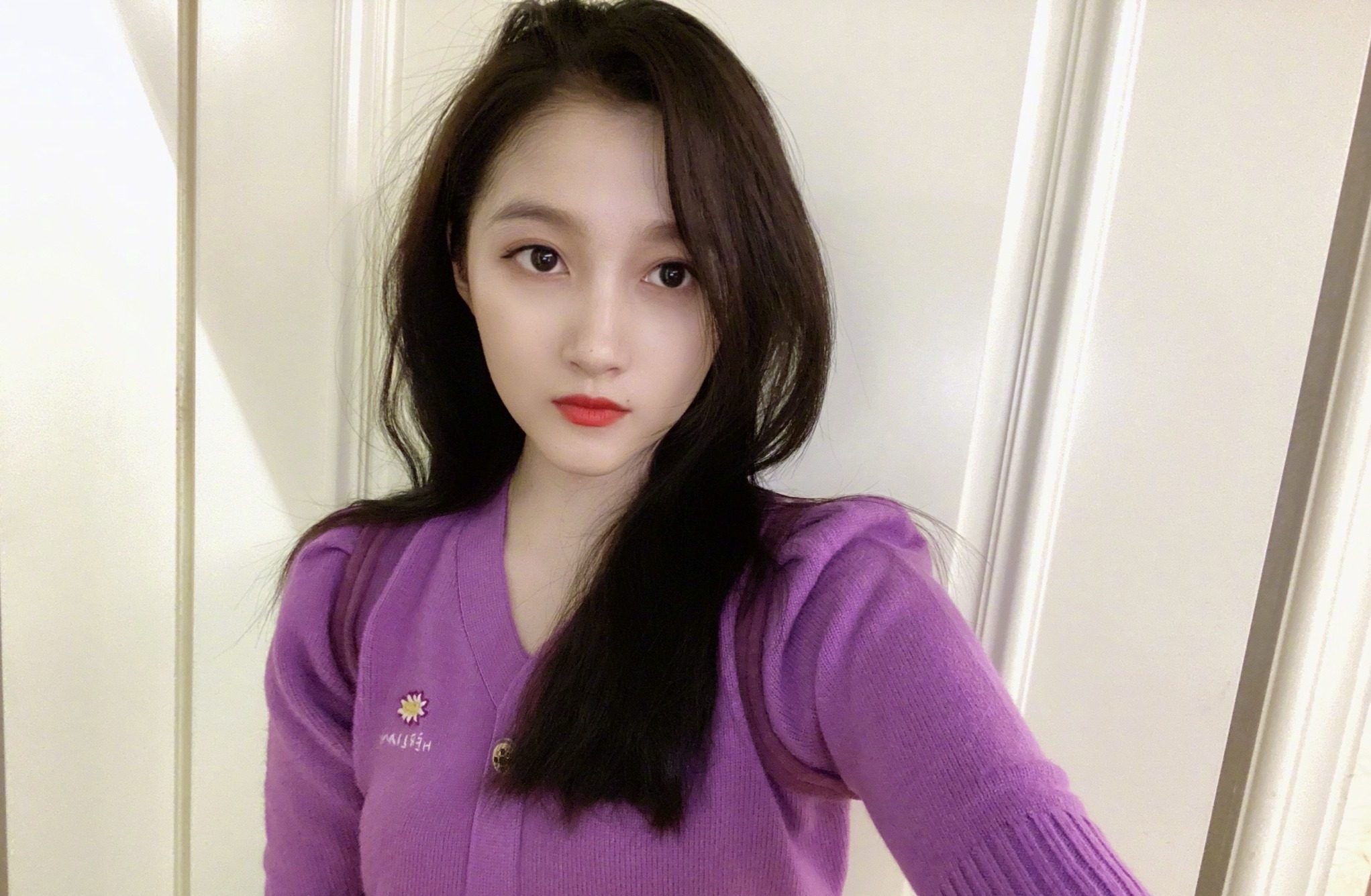 是瘦了二两的自拍关晓彤晒美照妆容精致