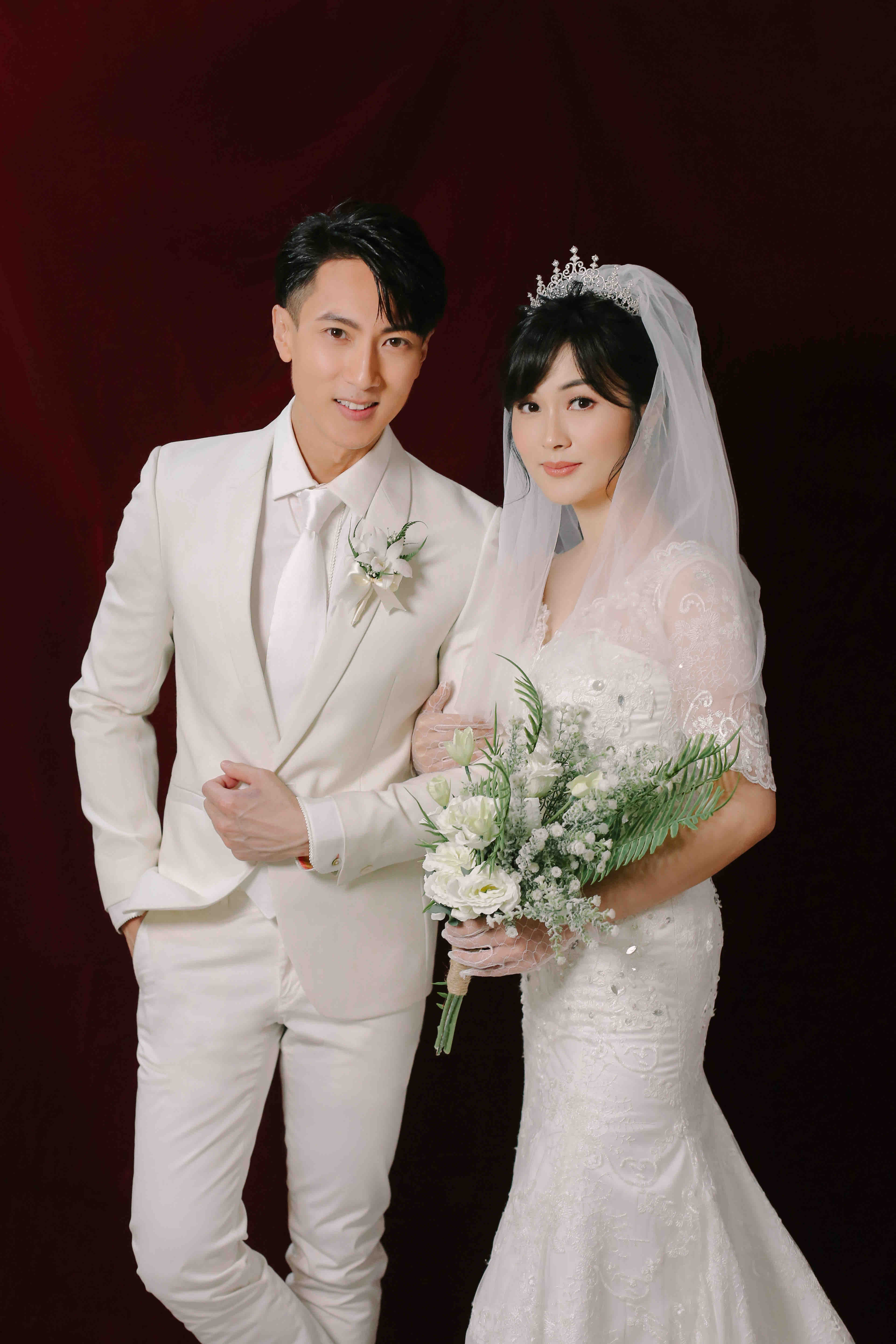 吴尊林丽吟多风格婚纱照曝光 儿女出镜幸福满分